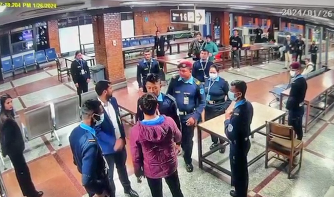 अध्यागमन कर्मचारीसँग कुटाकुट प्रकरण : तीन प्रहरीलाई विमानस्थलबाट हटाइयो