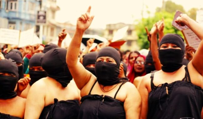 सहकारी पिडितहरुको अर्धनग्न प्रर्दशन ।