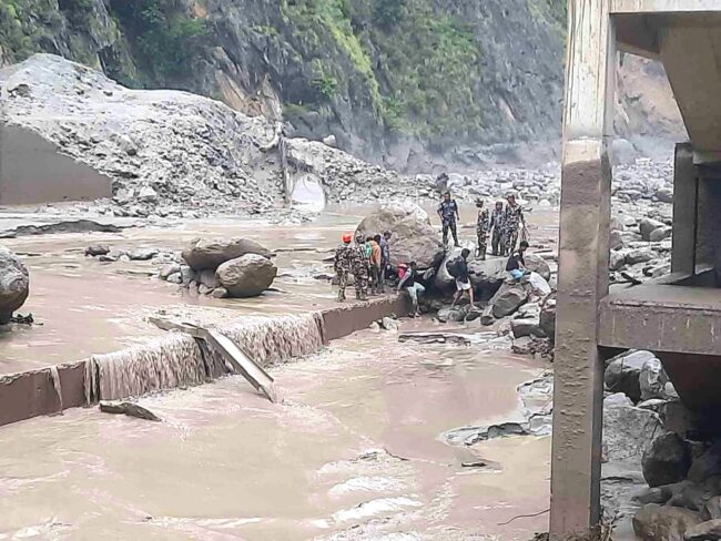 बर्दियाका ५ जना लाइ बगायो भोटेकोसीको बाढीले ।